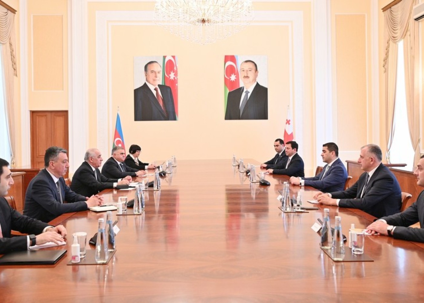 Baş nazir Gürcüstan parlamentinin spikeri ilə görüşdü