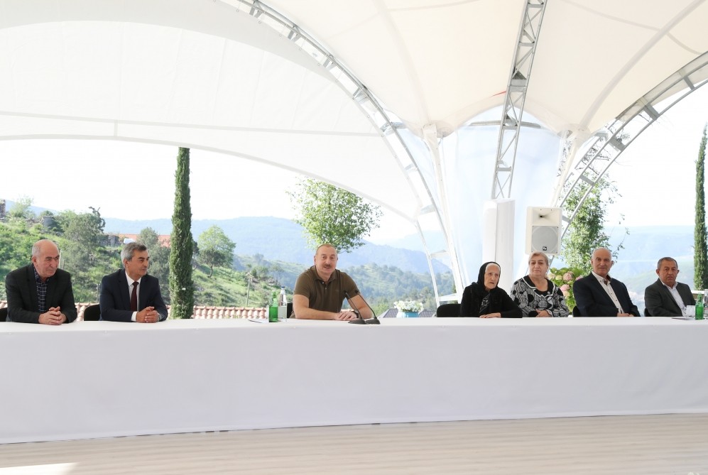 Prezident Laçına qayıdan əhali ilə GÖRÜŞDÜ - FOTO