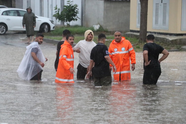 Türkiyədə sel nəticəsində yol çöküb, evlər su altında qalıb - FOTO