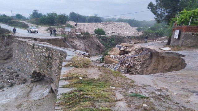 Türkiyədə sel nəticəsində yol çöküb, evlər su altında qalıb - FOTO
