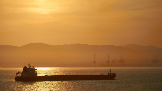 Rusiyadan Çinə gedən neft tankeri Süveyş kanalında sıradan çıxdı