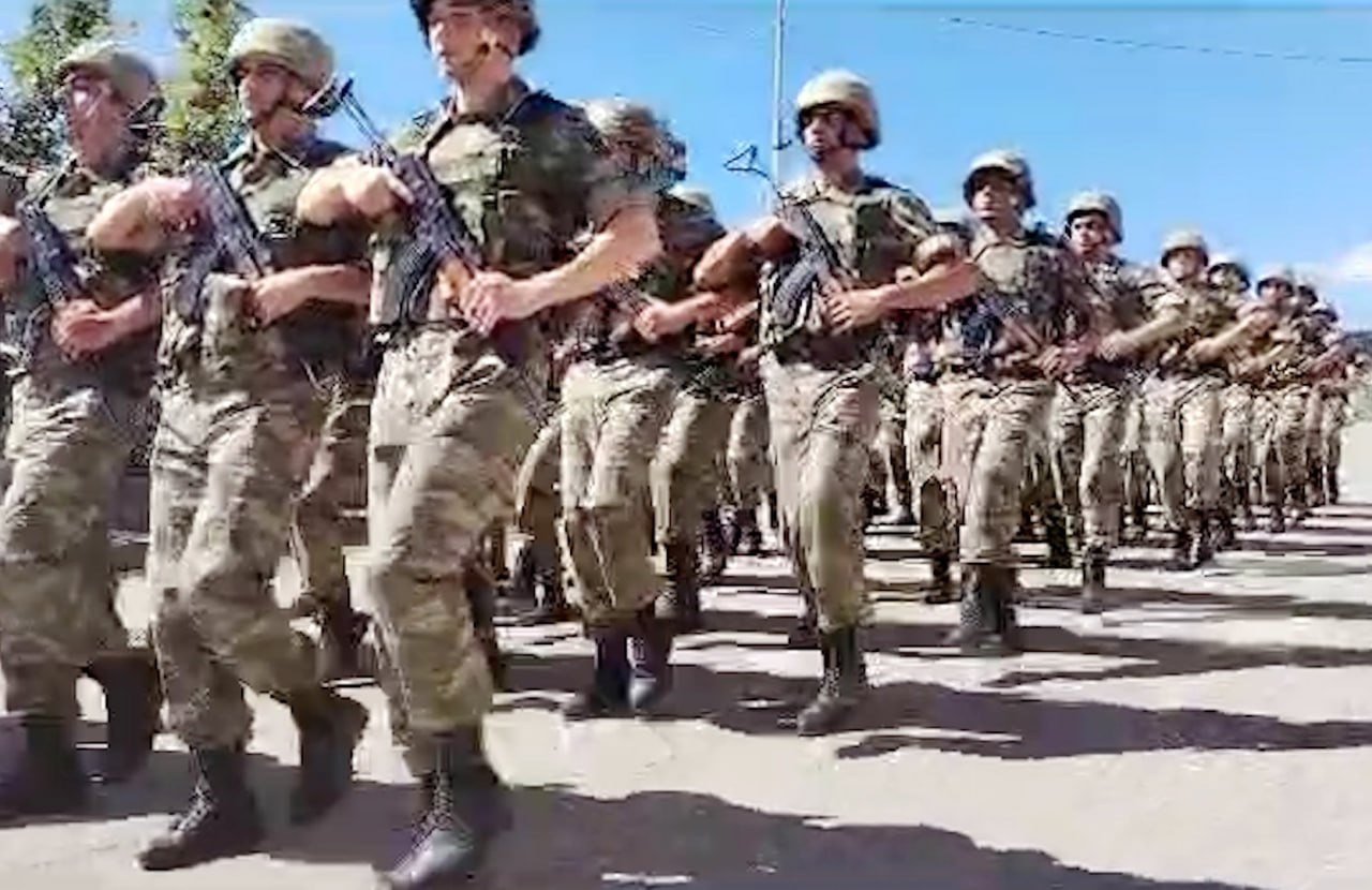 Silahlı Qüvvələr Günündə hərbi qulluqçuların yürüşləri təşkil olunub  - FOTOLAR