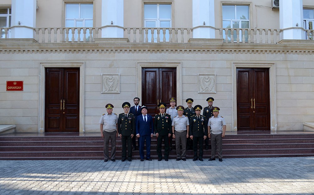 Qırğızıstanın müdafiə naziri komando hərbi hissəsində olub - FOTO