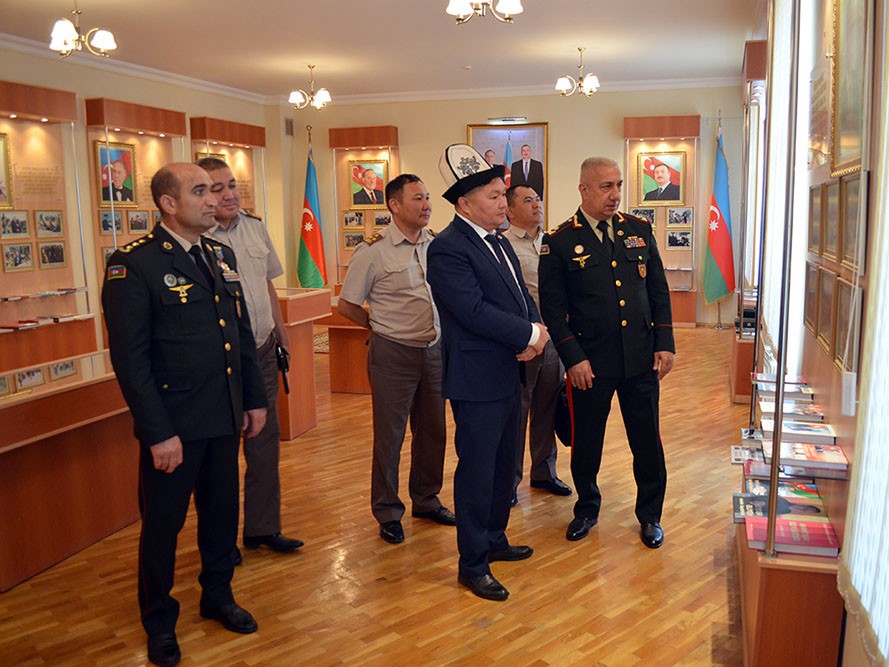 Qırğızıstanın müdafiə naziri komando hərbi hissəsində olub - FOTO