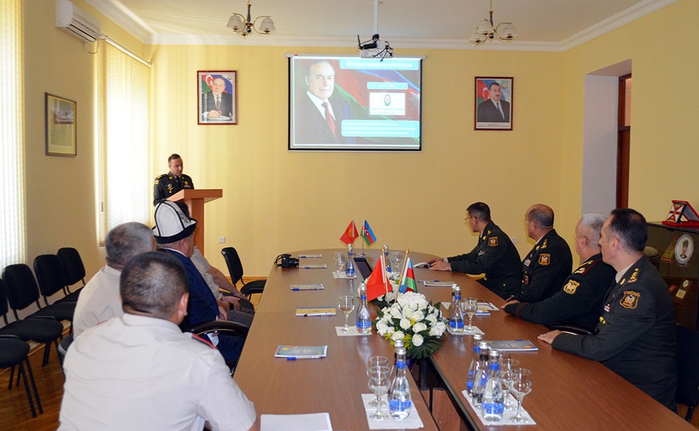 Qırğızıstanın müdafiə naziri komando hərbi hissəsində olub - FOTO