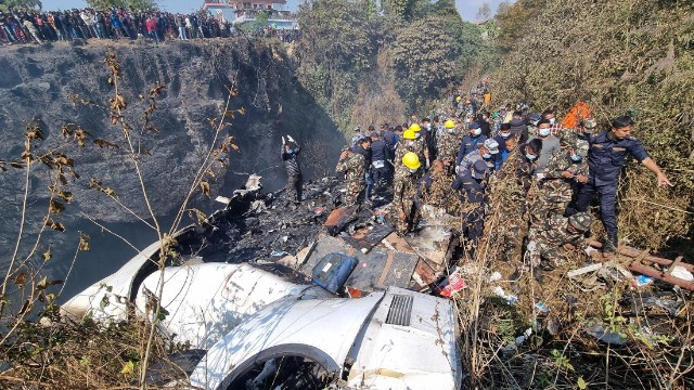 Nepalda içərisində 6 nəfər olan helikopter qəzaya uğradı