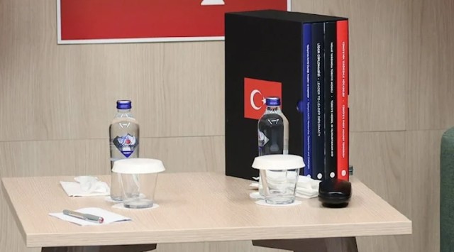 NATO zirvəsində Ərdoğanın masasında hansı kitablar olub? - FOTO