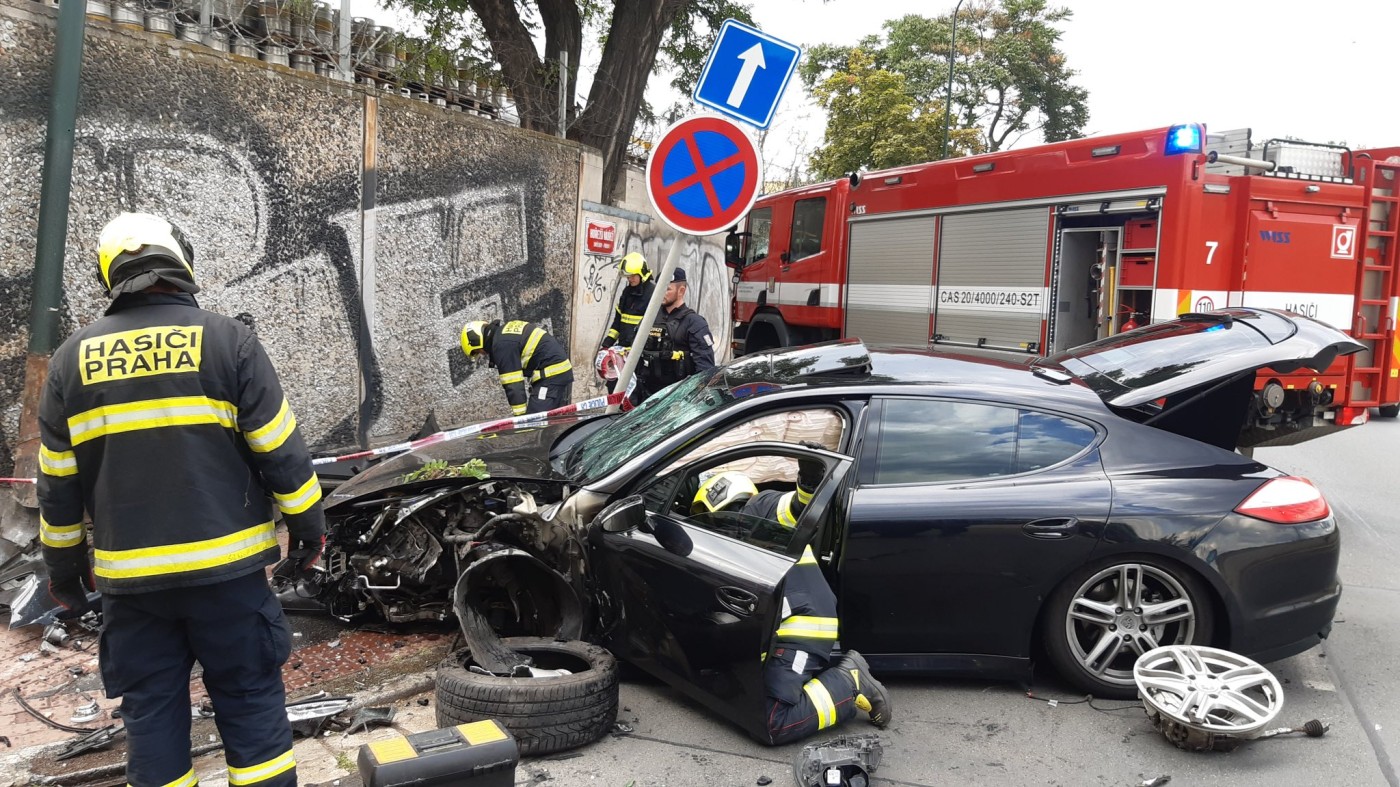 Azərbaycanlı Çexiyada "Porsche" ilə ağır qəza törətdi - FOTO