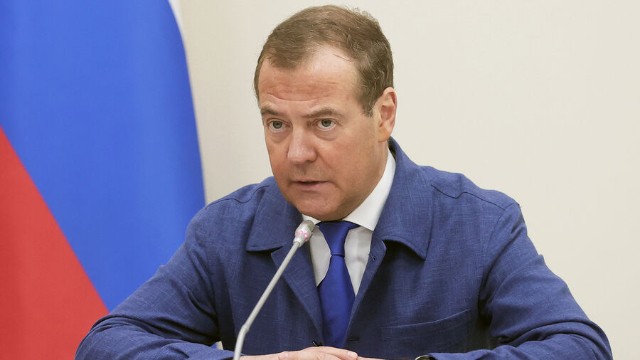 Medvedevdən Tviterin yeni loqosuna REAKSİYA