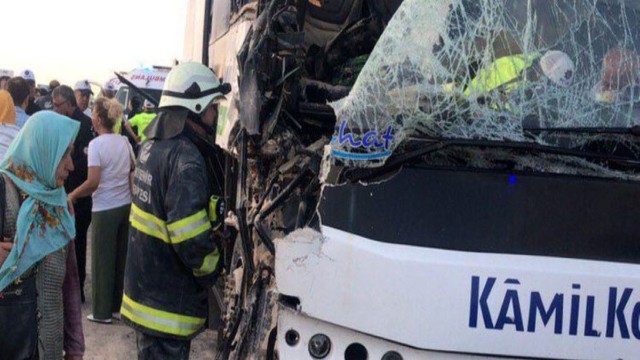 Türkiyədə avtobusla TIR toqquşub, 23 nəfər yaralandı