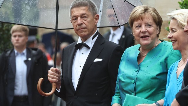 Əri Merkeli çətirsiz qoydu, yağışda islandı