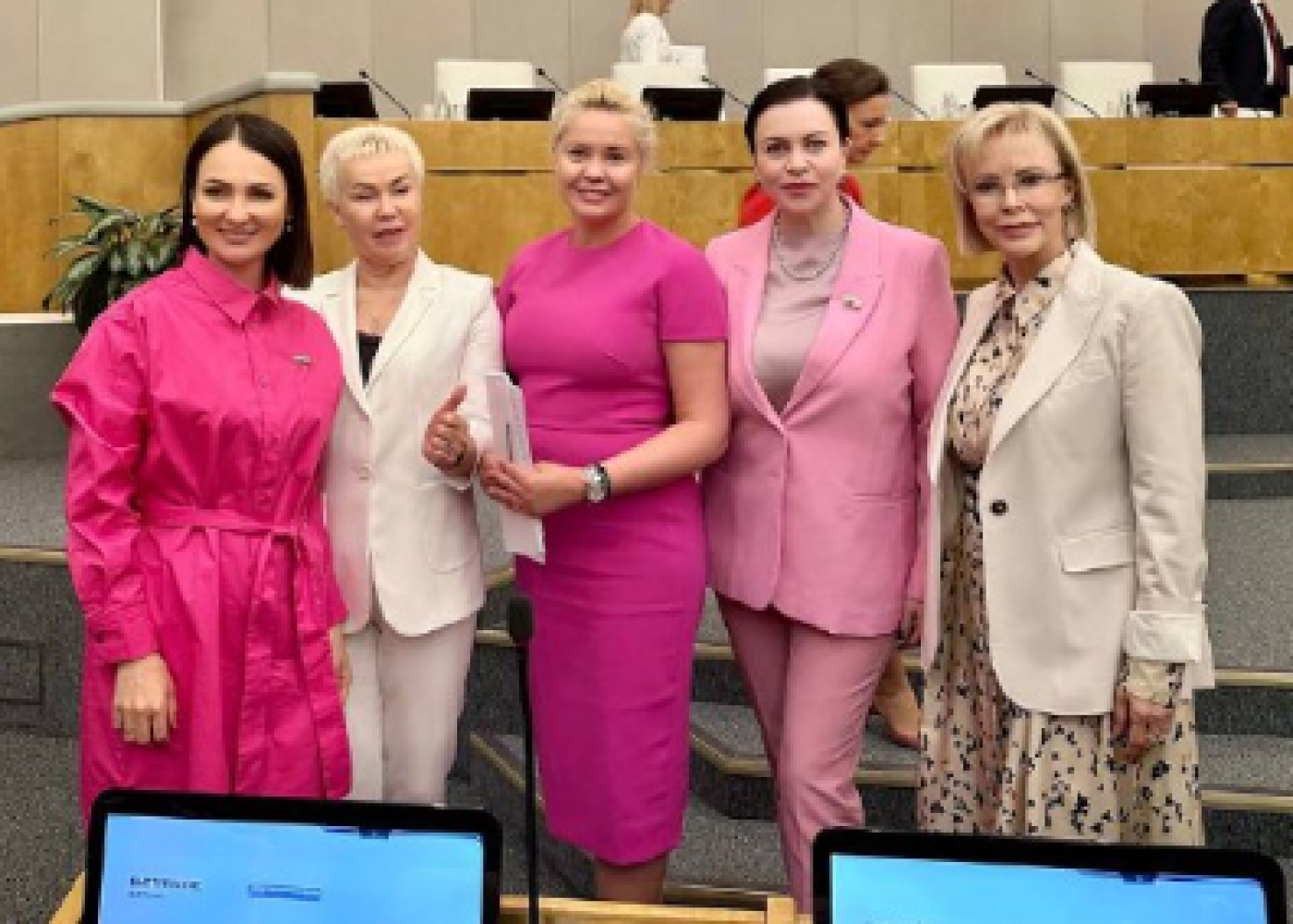 Rus deputatlar iclasa "Barbi" geyimində gəldilər 