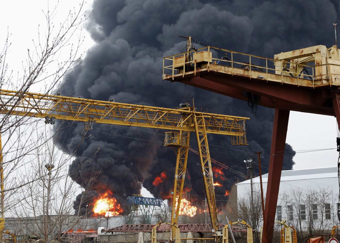 Ukrayna öz ərazisindəki neft anbarını vurdu 
