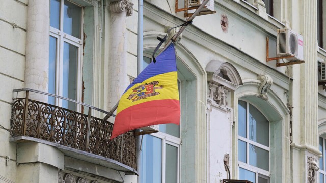 Moldovada Rusiya səfirliyinin binasına avtombillə hücum oldu