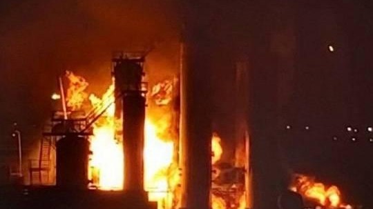 İranda benzin zavodu yandı