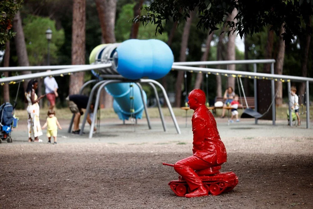 Romada uşaq meydançasına Putinin heykəli qoyuldu - FOTOLAR