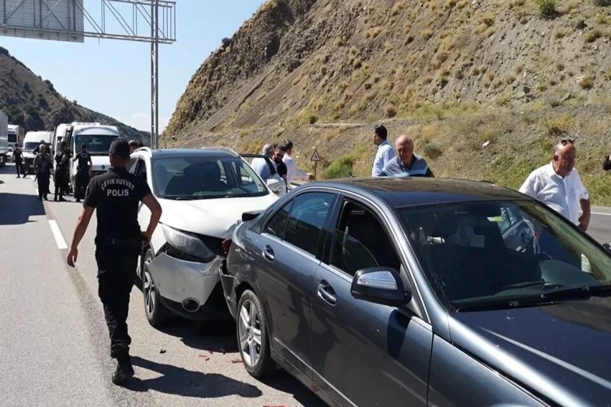 Kılıçdaroğlunun maşın karvanında zəncirvari qəza - Xəsarət alanlar var (FOTO)