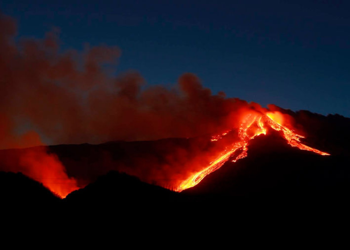 Etna vulkanı yenidən püskürdü - Uçuşlar ləğv olundu