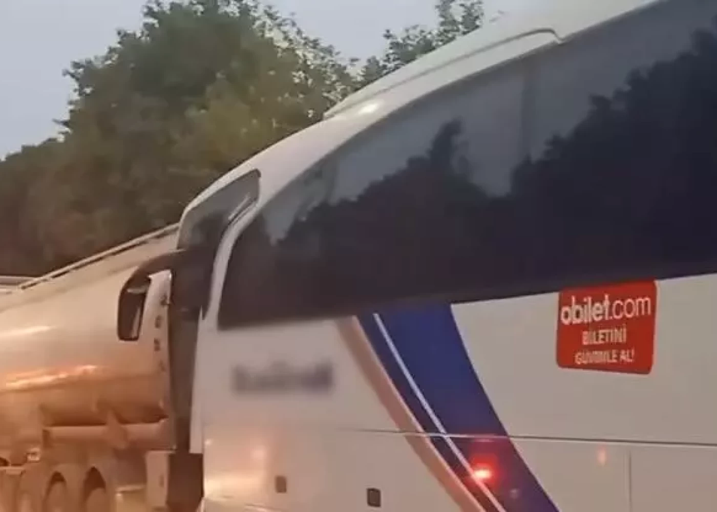 Türkiyədə sərnişin avtobusu neft tankeri ilə toqquşdu - 21 yaralı