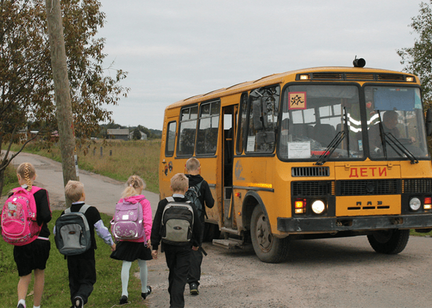 Подвоз детей автобусами. Школьный автобус. Автобус для детей. Школьный автобус в деревне. Школьные автобусы в России.