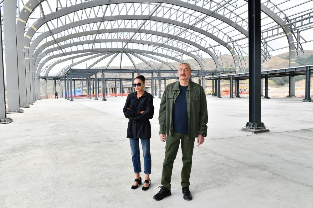 Prezident və birinci xanım Laçın Beynəlxalq Hava Limanında tikinti işləri ilə tanış OLUBLAR - FOTO