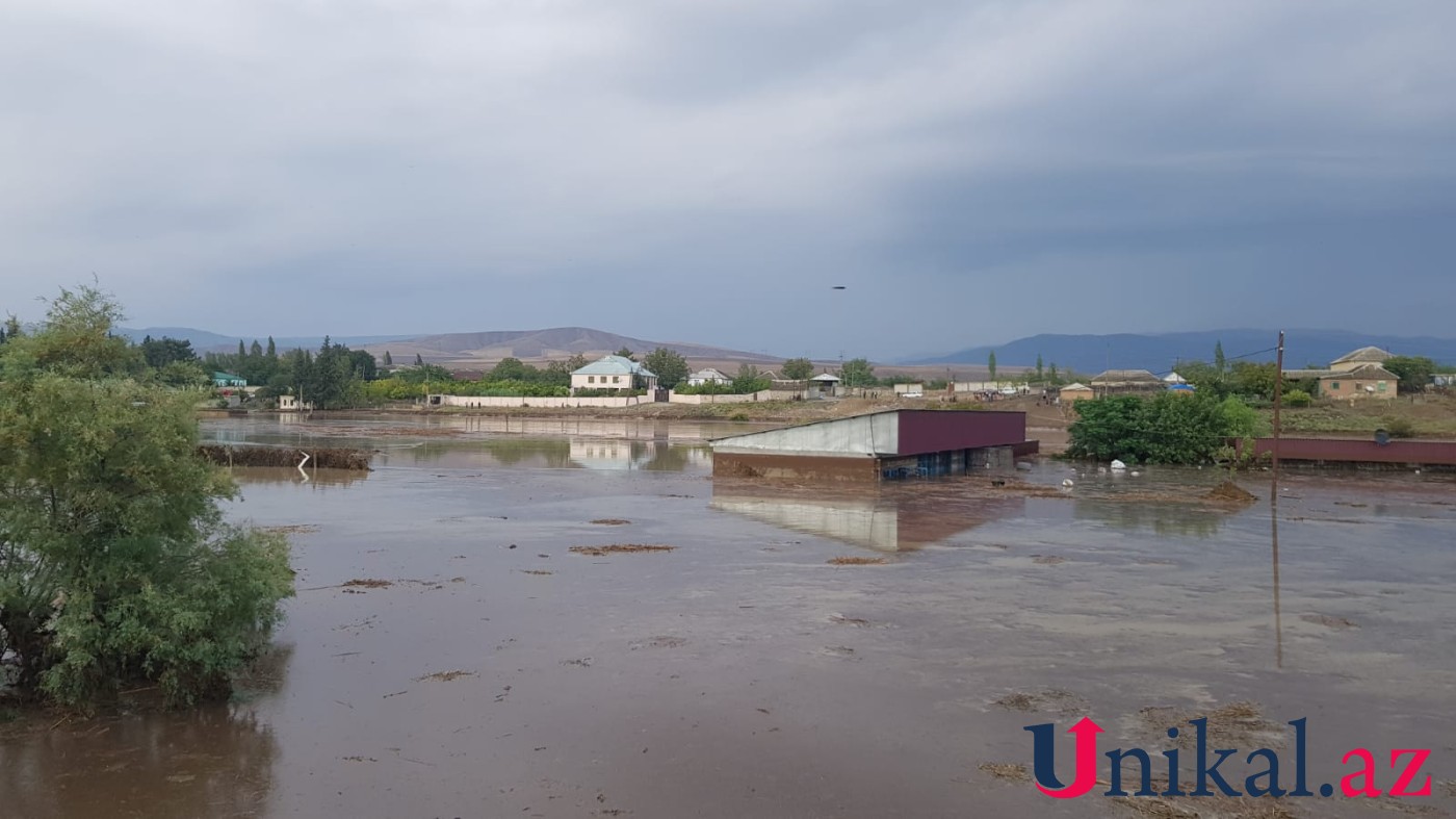 Bakı-Şamaxı-Yevlax yolunu su basdı, yüzlərlə avtomobil yolda qaldı - FOTOLAR+VİDEO