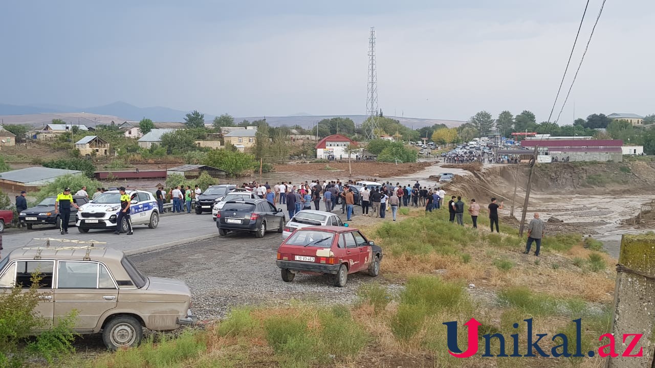 Bakı-Şamaxı-Yevlax yolunu su basdı, yüzlərlə avtomobil yolda qaldı - FOTOLAR+VİDEO