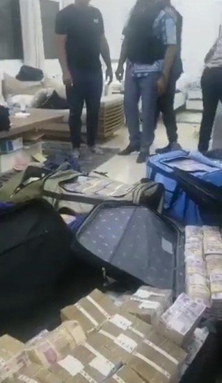 Devrilmiş prezidentin evindən çamadanlarla dolu pul çıxdı - VİDEO