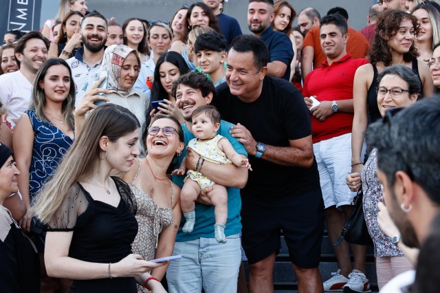 Acun Ilıcalı 1100 işçisini tətilə apardı - FOTO