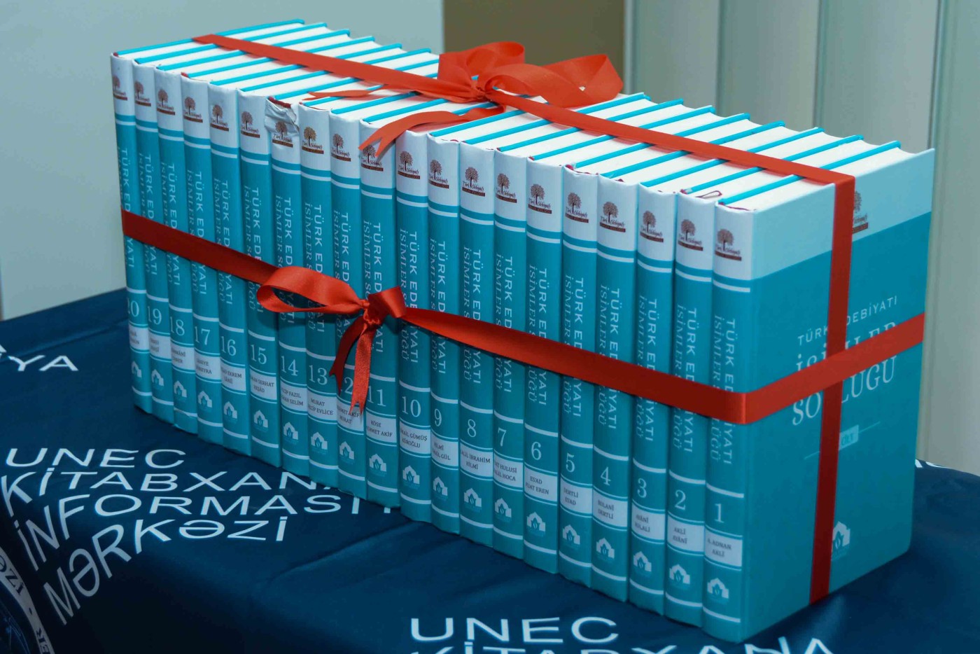 UNEC-də 20 cildlik “Türk edebiyatı isimler sözlüyü”nün təqdimatı olub - FOTOLAR