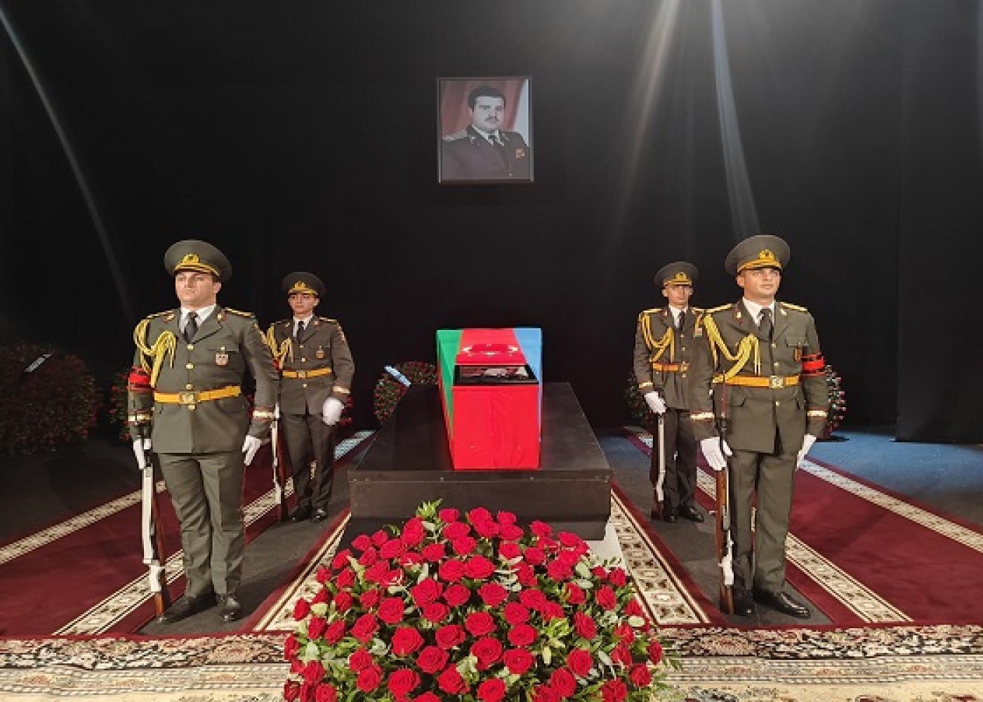 Milli Qəhrəmanı Riad Əhmədovla vida mərasimi başa çatıb -FOTOLAR (YENİLƏNİB)