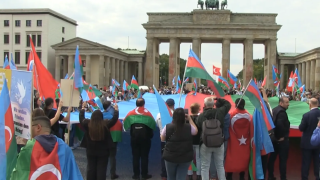 Azərbaycanlılardan Berlində tarixi Brandenburq qapısı qarşısındaalman mediasına etiraz - VİDEO
