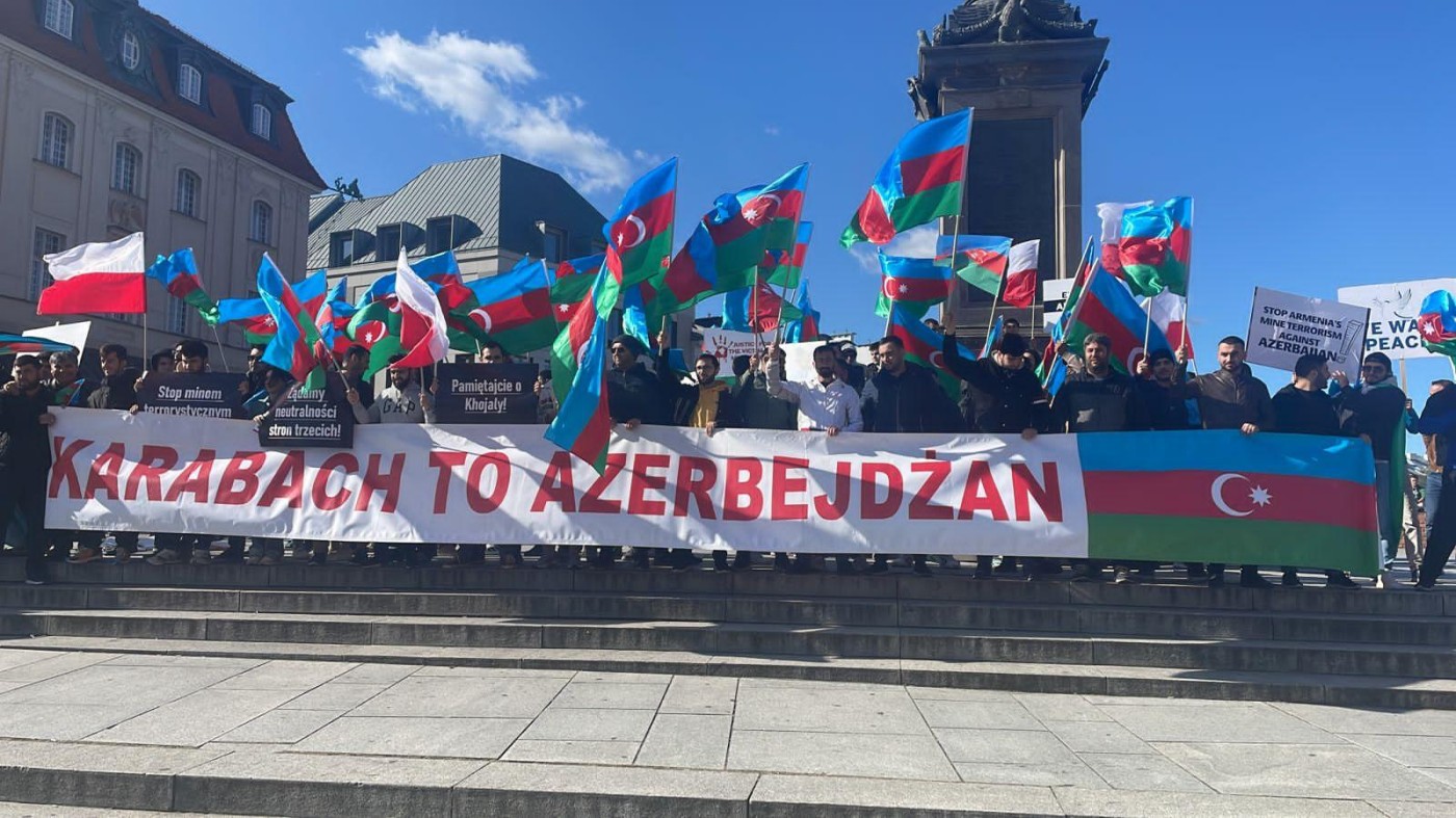 Varşavada azərbaycanlılar Ermənistanın mina terroruna etiraz edir - FOTO