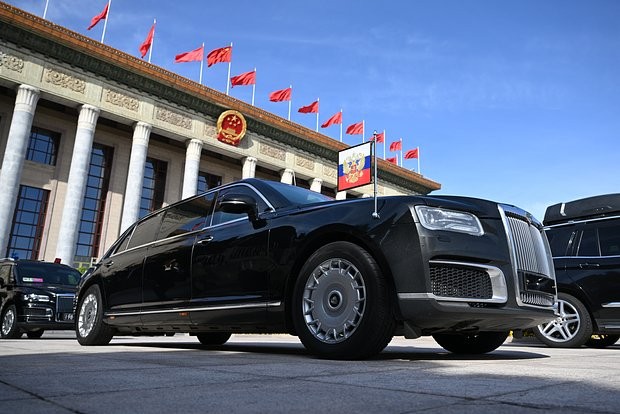 Putin Çinə zirehli avtomobilini də aparıb - FOTO