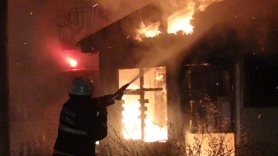 Astarada 6 otaqlı ev yandı