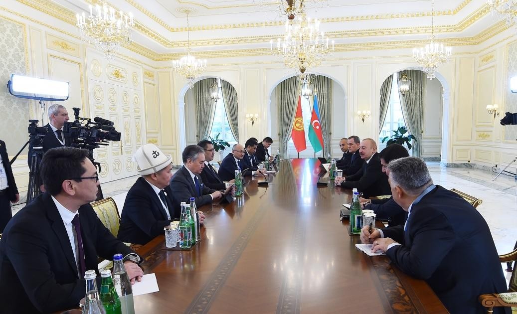 İlham Əliyev Qırğızıstan Prezidenti ilə görüşdü - FOTOLAR