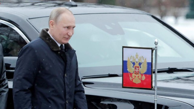 Putin güclü qara baxmayaraq Kremldə işinin başındadır  -Peskov