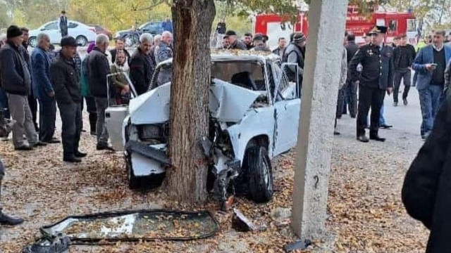 Zərdabda avtomobil ağaca çırpıldı - Ölən və yaralanan var
