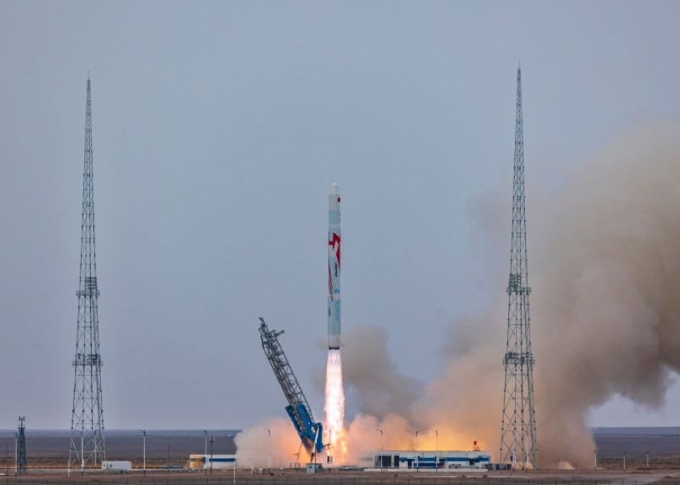 Çin metanla uçan raketlə orbitə üç peyk buraxıb 