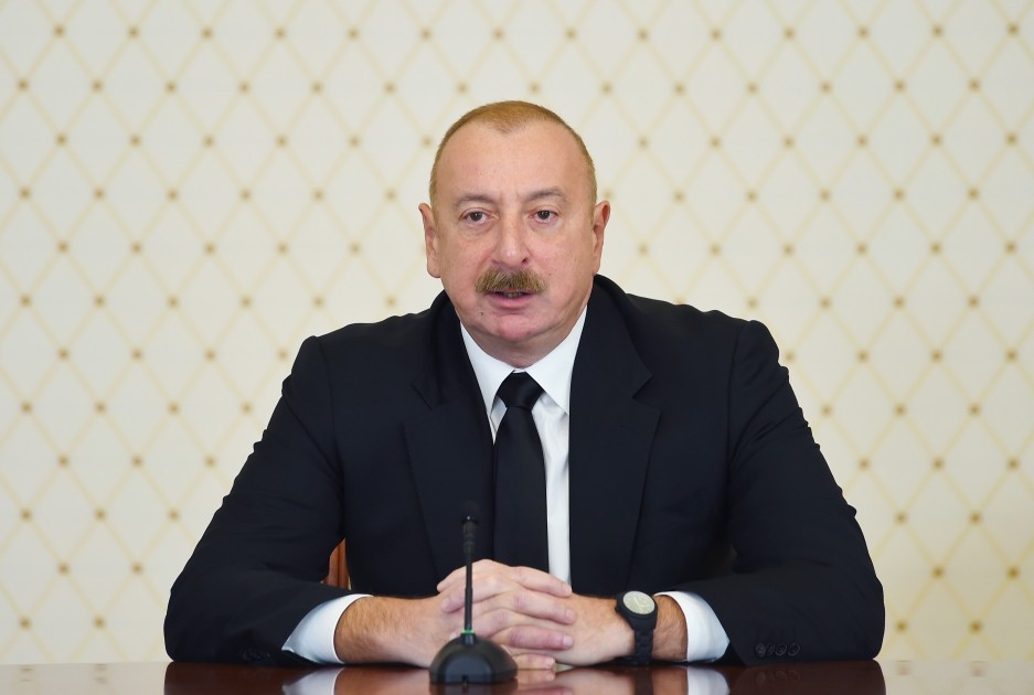 İlham Əliyev müşavirə keçirdi - FOTO