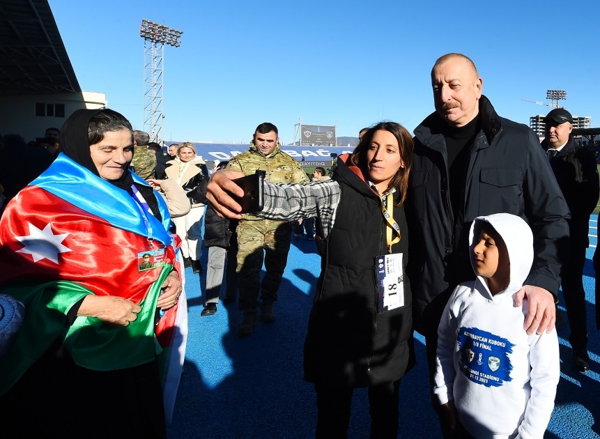 Prezident Xankəndi stadionunda şəhid anası ilə görüşdü - FOTOLAR (VİDEO)