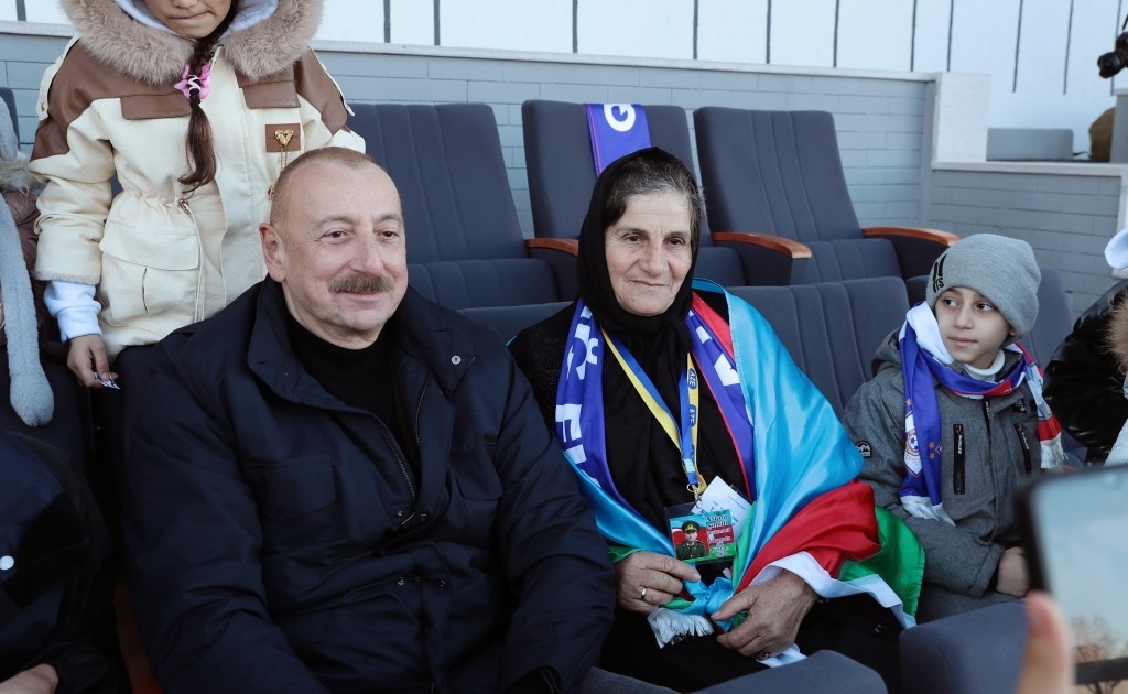 Prezident Xankəndi stadionunda şəhid anası ilə görüşdü - FOTOLAR (VİDEO)