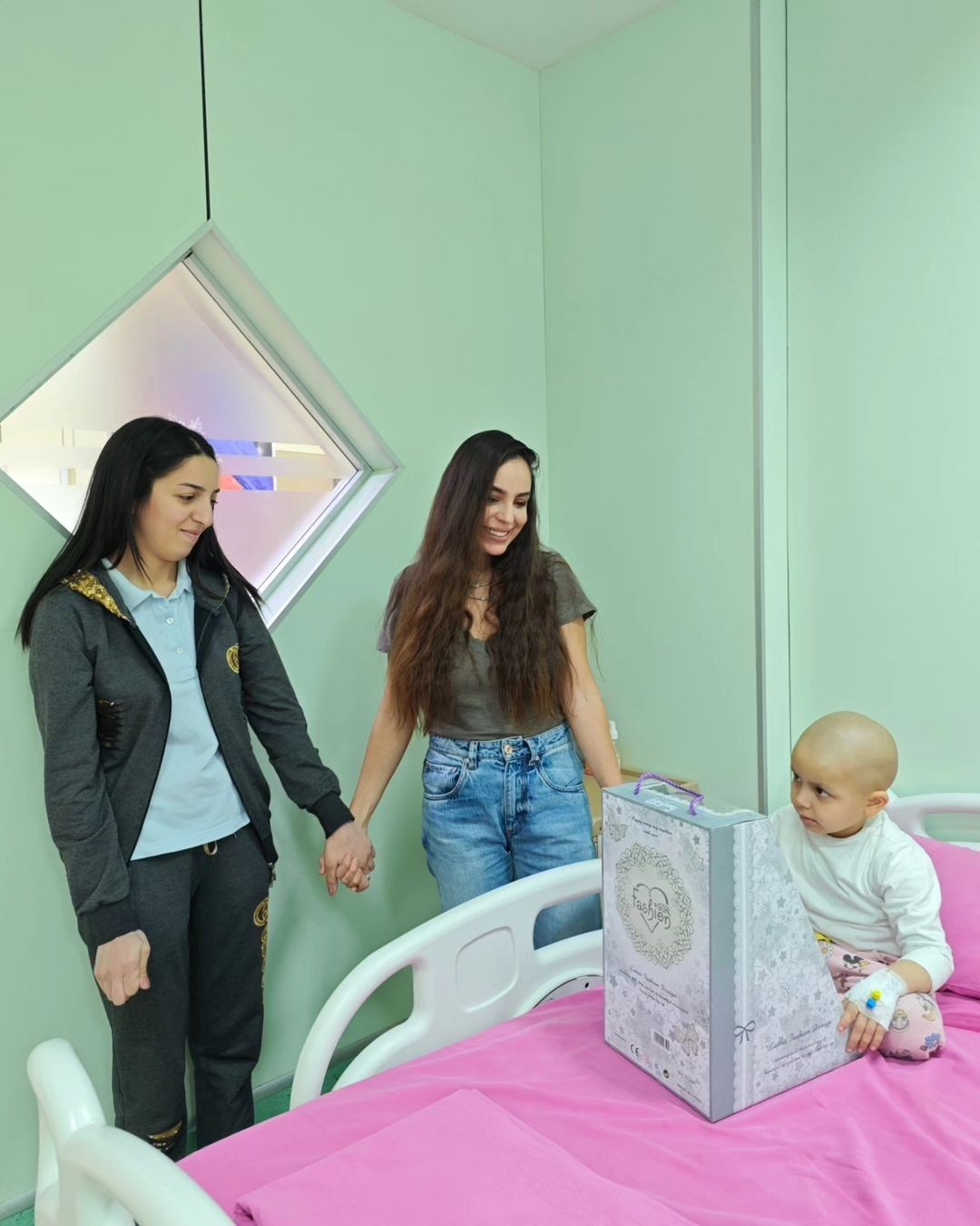 Leyla Əliyeva Uşaq Onkologiya Klinikasında olub - FOTOLAR