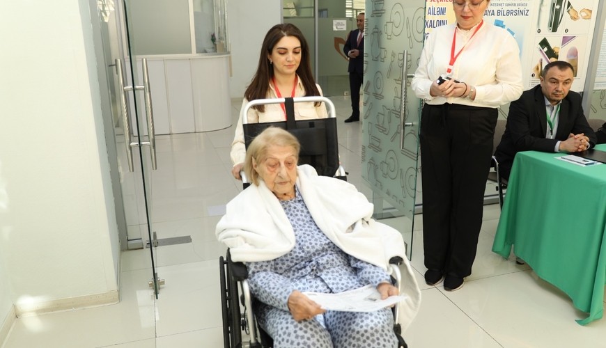 102 yaşlı Fatma Səttarova səsvermədə iştirak etdi - FOTO