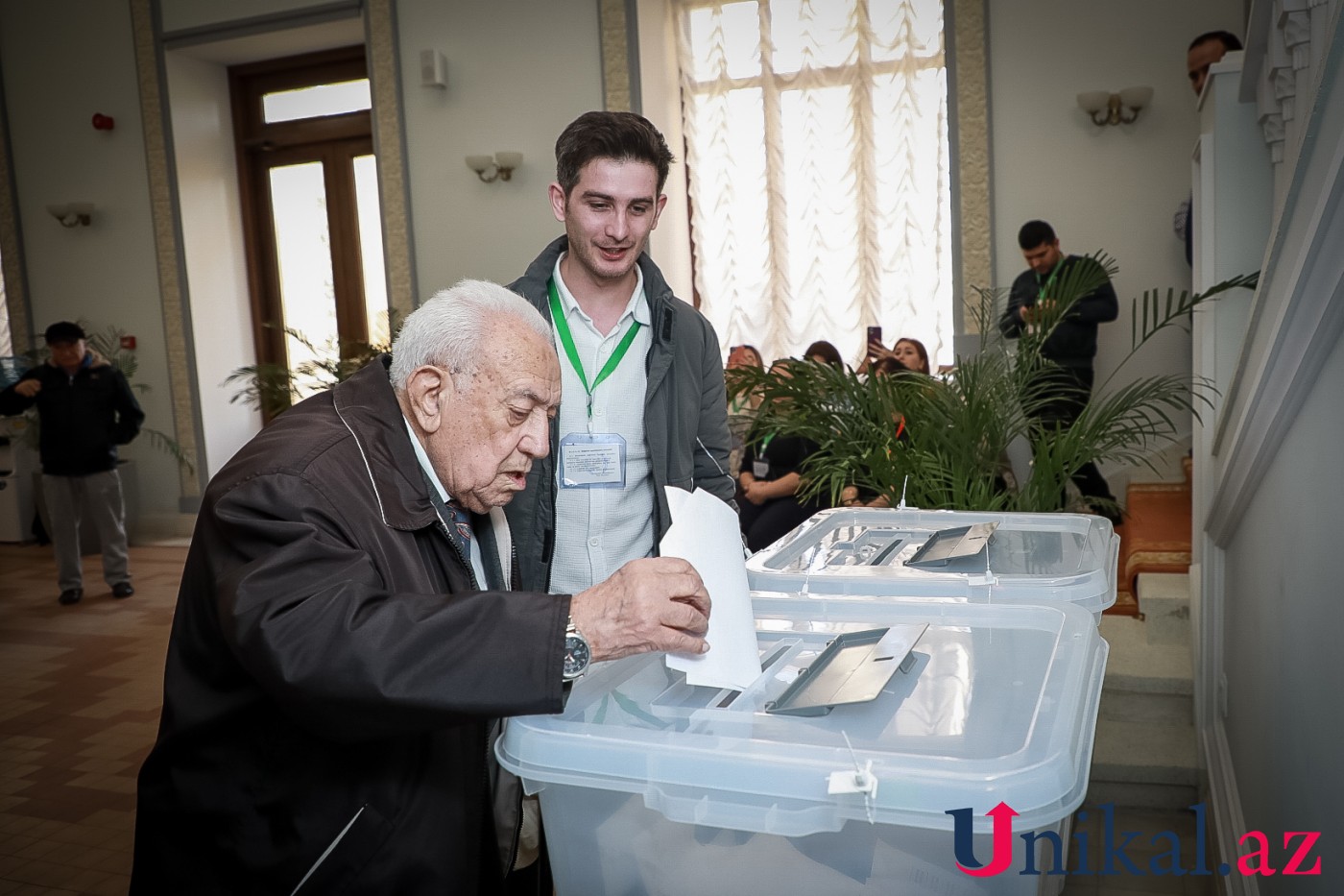 Paytaxtdakı seçki məntəqələrində seçici fəallığı davam edir - FOTOLAR