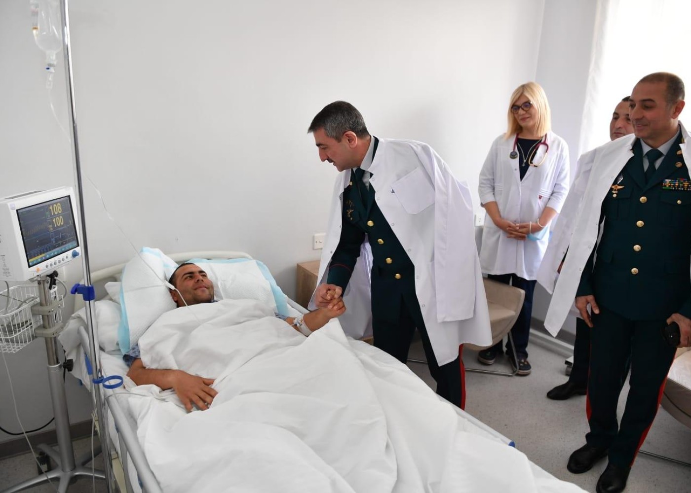Elçin Quliyev yaralanmış hərbi qulluqçunu ziyarət ETDİ
