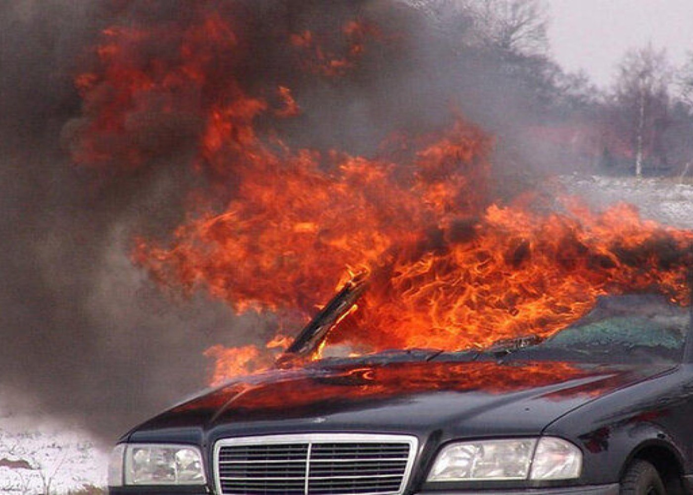 Lənkəranda “Mercedes”yandı