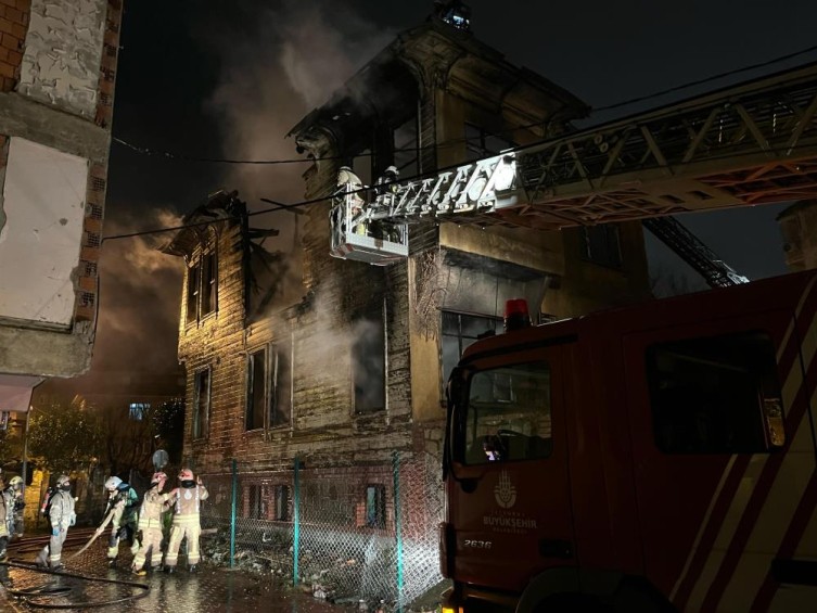 Türkiyədə tarixi bina yandı - FOTO
