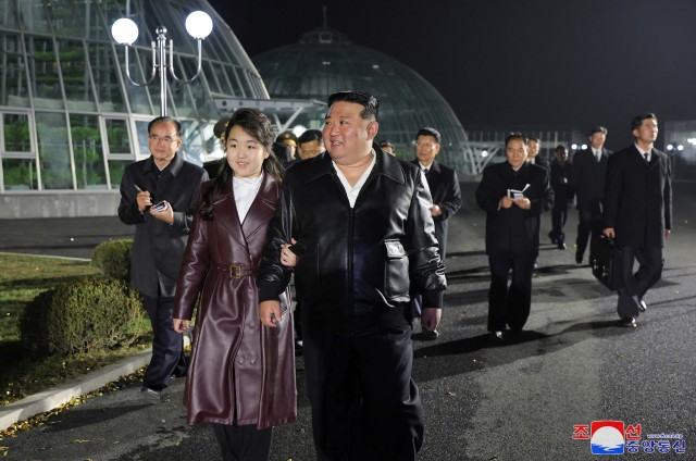 Şimali Koreya lideri qızı ilə cəbhədə - FOTOLAR