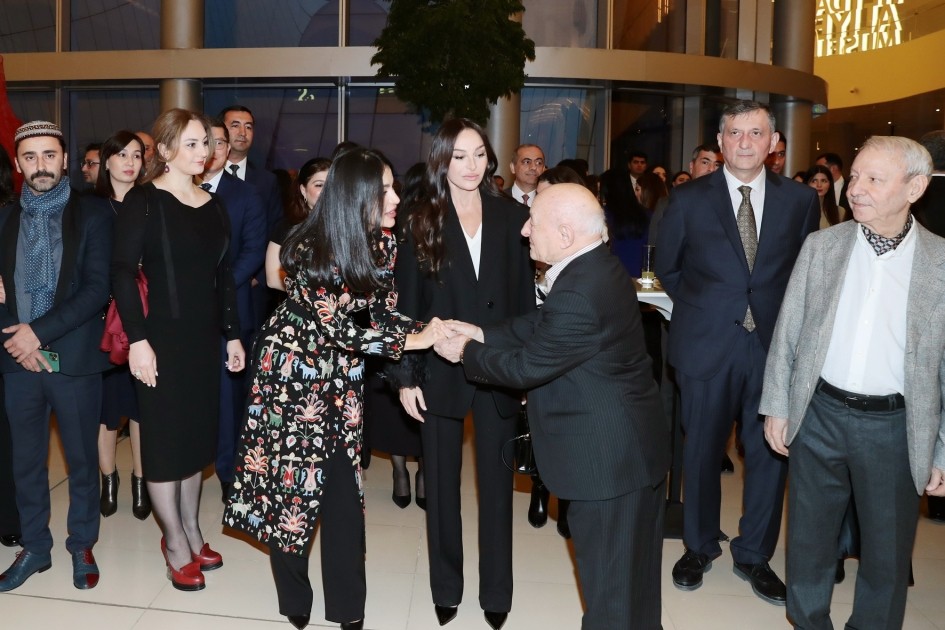 Mehriban Əliyeva və Saida Mirziyoyeva sərginin açılışında - FOTOLAR